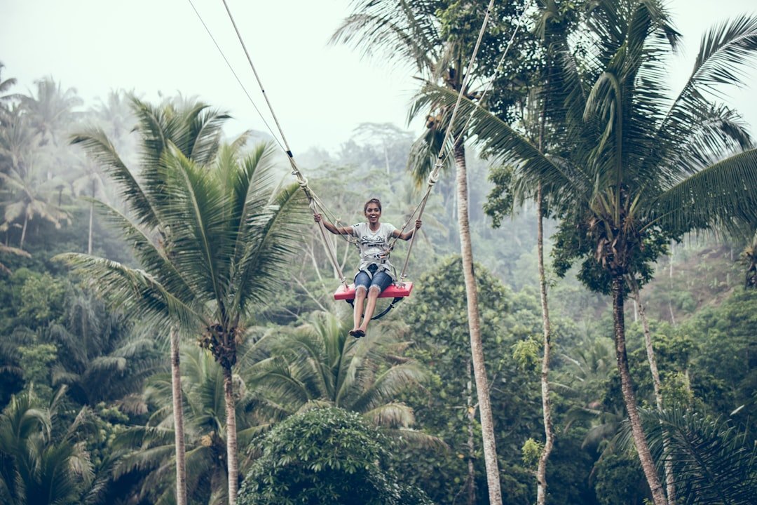 Tyrolienne : guide d’installation 2 découvrez l'excitation de la tyrolienne avec zipline, une aventure en plein air alliant vitesse et panorama spectaculaire. parfait pour les amateurs de sensations fortes !
