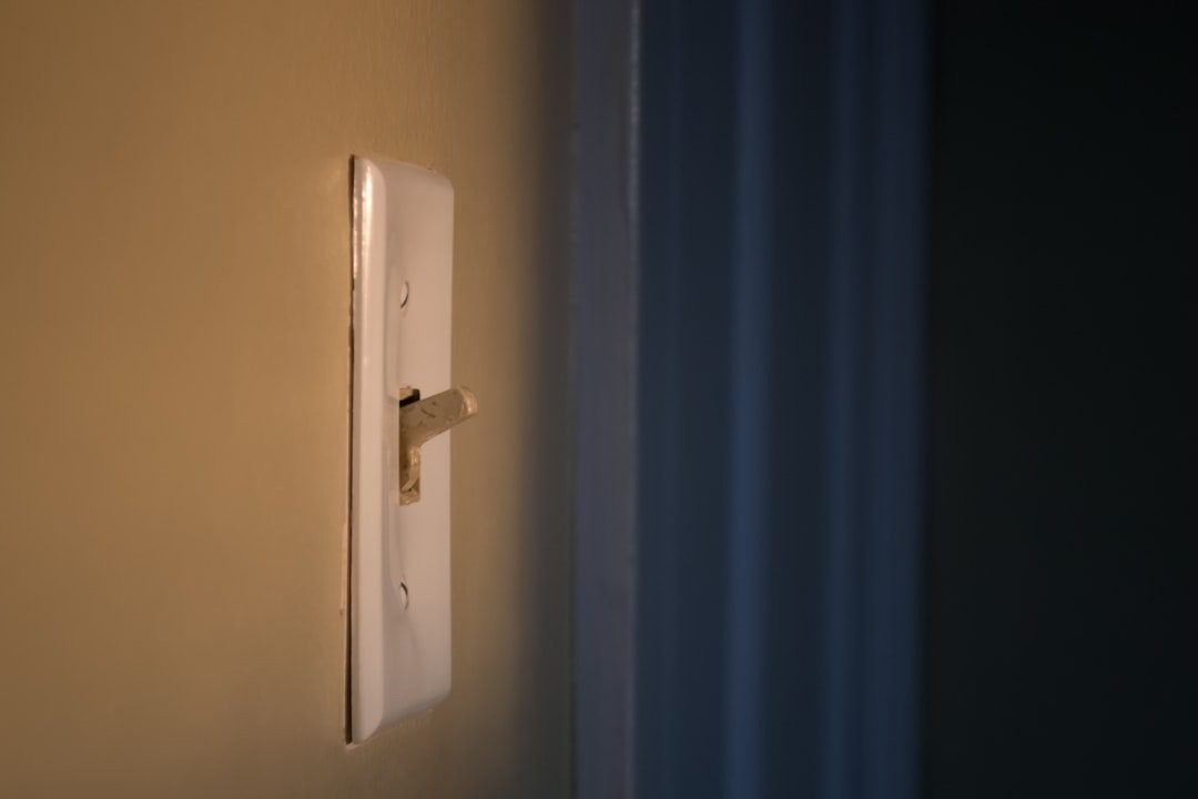 interrupteur lumineux connecté pour un contrôle intelligent et une gestion simplifiée de l'éclairage de votre maison.