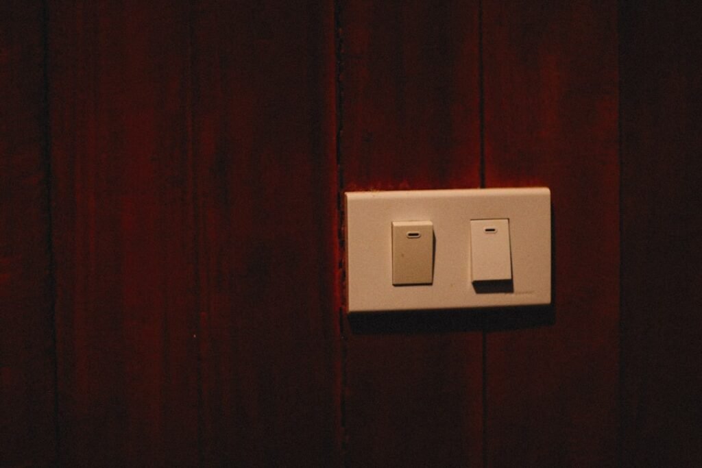 interrupteur lumineux connecté pour un contrôle facile et moderne de l'éclairage de votre maison.