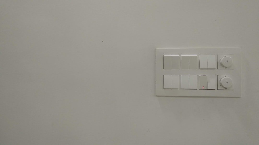 interrupteur connecté : contrôlez l'éclairage de votre maison à distance facilement et efficacement.
