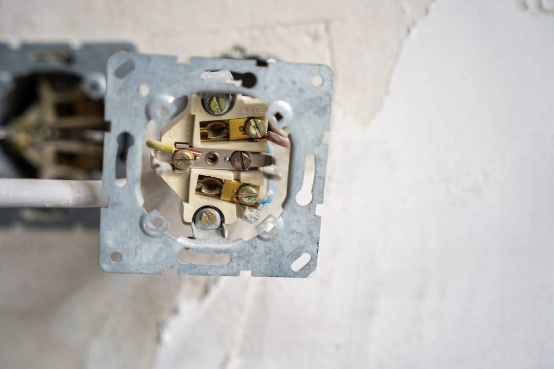 découvrez l'interrupteur lumineux connecté, une solution intelligente pour contrôler l'éclairage de votre maison à distance et facilement.