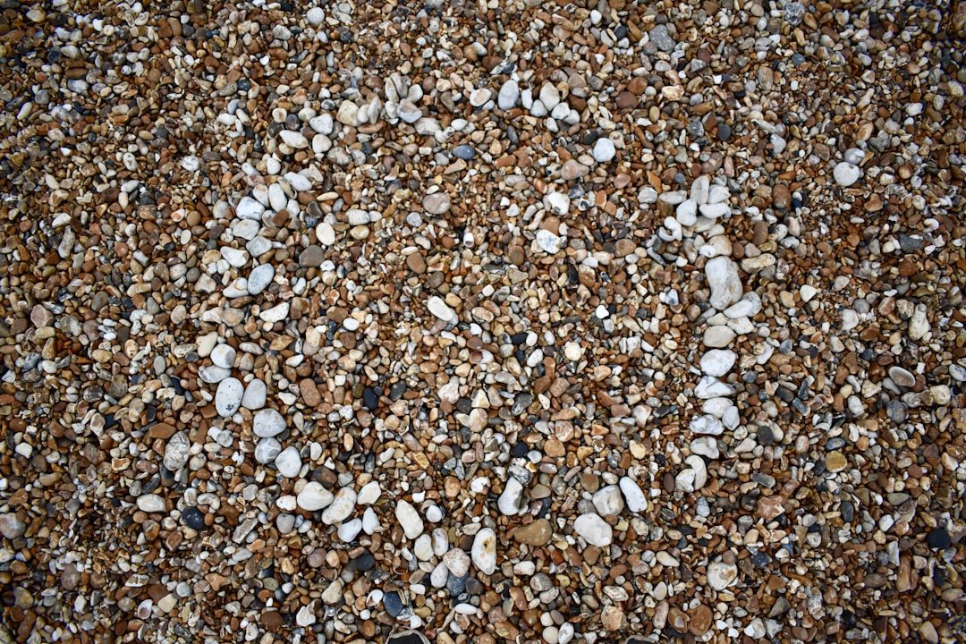 Guide : coller des gravillons pour le sol 2 adhésif pour sols en gravier offrant une tenue durable et une application facile, idéal pour les surfaces extérieures et les projets de revêtement de sol.