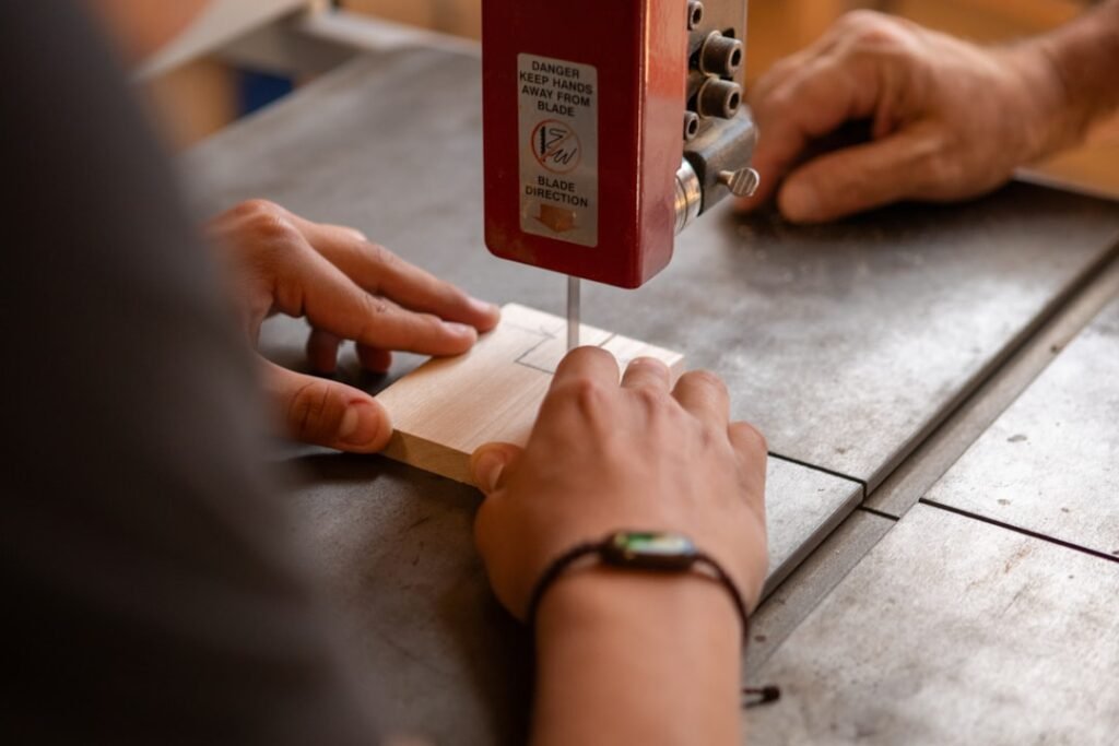 Comment bien choisir une scie chantourner manuelle scie à chantourner manuelle : outil précis pour des découpes fines et détaillées dans le bois et autres matériaux.