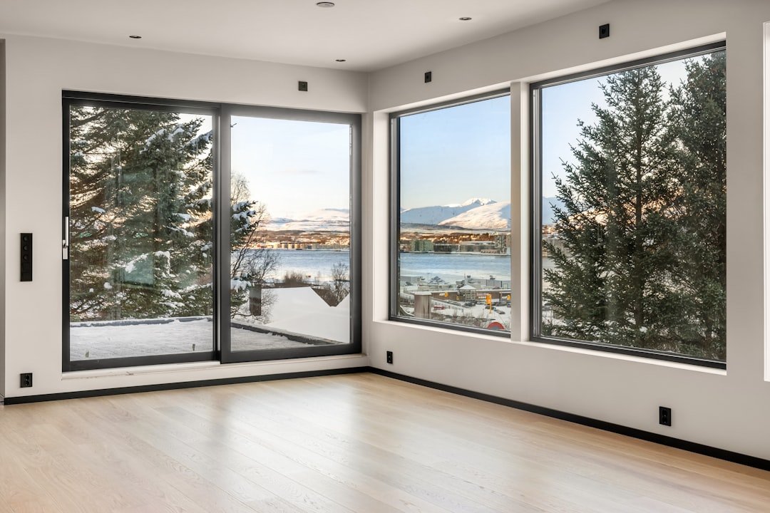 découvrez comment peindre efficacement une fenêtre en aluminium pour lui redonner un aspect neuf et protéger le métal contre les intempéries.