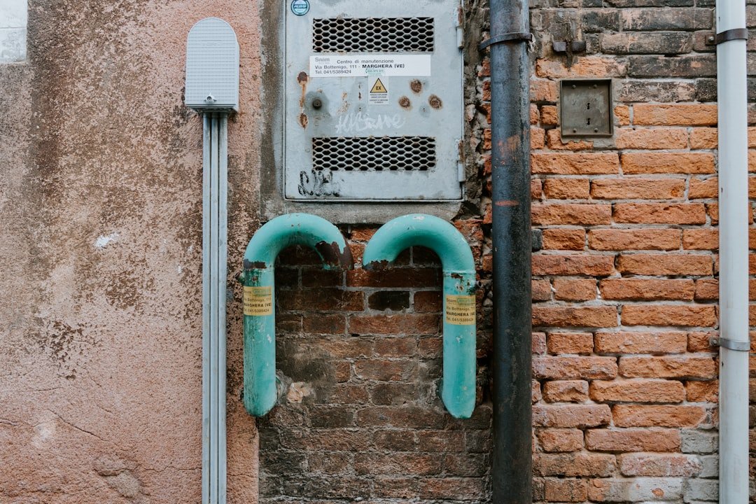 guide d'installation du siphon : conseils pratiques pour poser et entretenir facilement votre siphon afin d'assurer un drainage optimal et éviter les mauvaises odeurs.