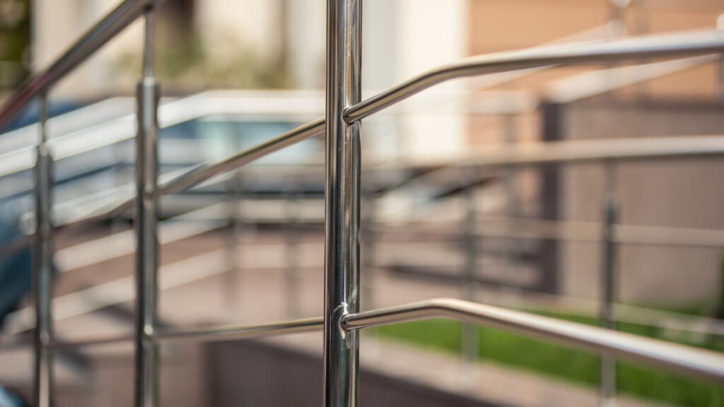 Pourquoi choisir l’inox pour ses garde-corps et brise-vues ?